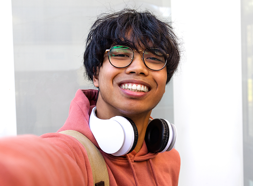 Jugendlicher nimmt ein Selfie auf