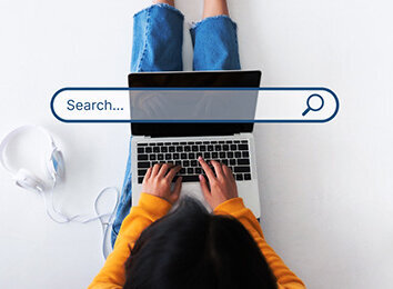 Laptop mit Suchfeld einer Suchmaschine