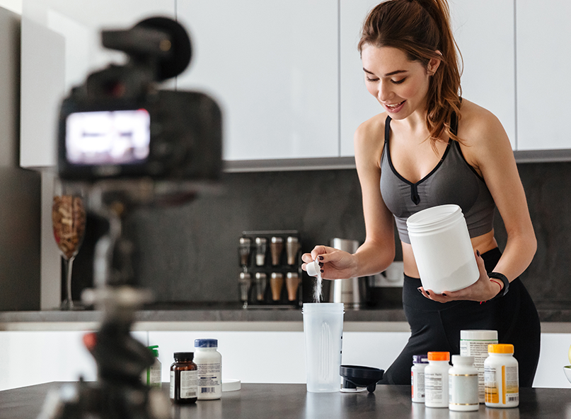 Inluencerin bereitet Nahrungsmittelergänzung vor.