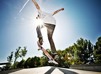 Zum Beitrag: Glücklich durch Selbstoptimierung? Zu sehen: Person skatet