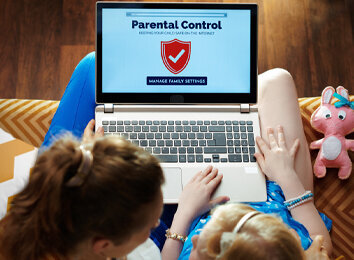 Frau und Kind vor Laptop