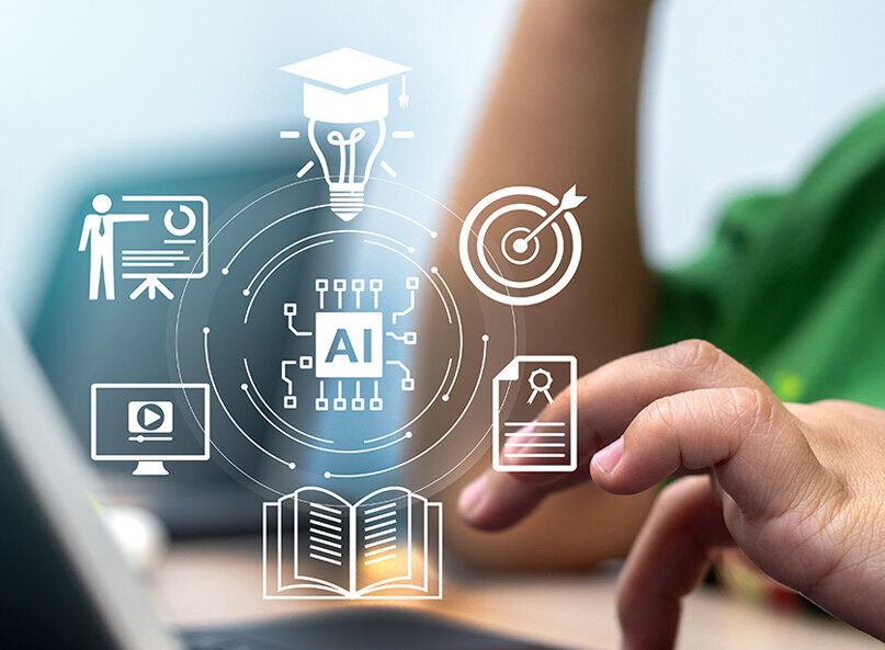 Kind arbeitet am Laptop, während digitale Symbole zu künstlicher Intelligenz und Lernen über dem Bildschirm eingeblendet sind.