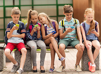 Gruppe von Kindern mit Smartphones