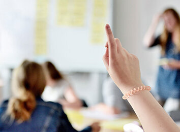 Wortmeldung in Klassenzimmer
