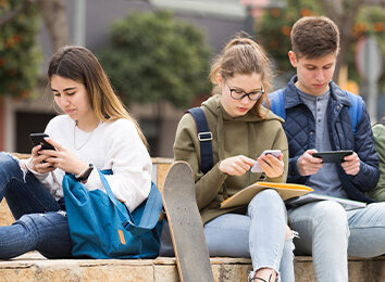 Gruppe Jugendlicher mit Smartphones