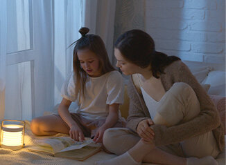 Mutter und Tochter lesen