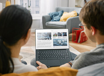 Frau und Junge lesen Nachrichten auf dem Laptop