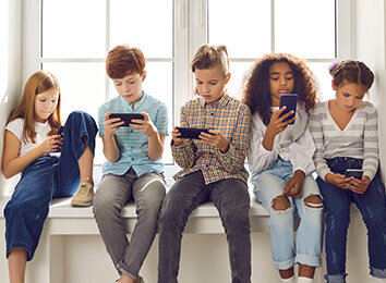 Gruppe von Kindern mit Smartphones