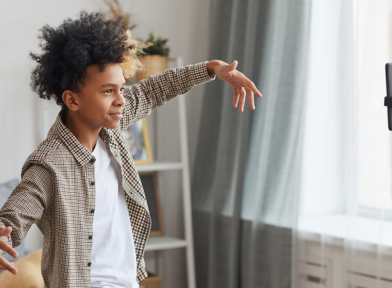 Junge mit cooler Position bei einer Aufnahme für Social Media.