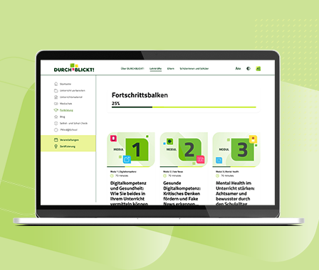 Laptopbildschirm zeigt eine Lernplattform mit Modulen und einem Fortschrittsbalken.