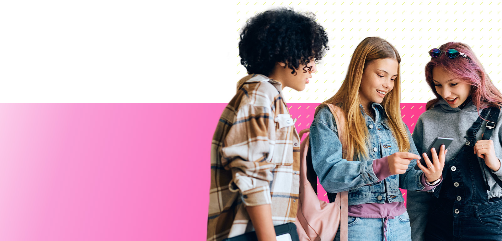 Drei Jugendliche stehen beisammen, schauen auf ein Smartphone und lächeln. Im Hintergrund ein pink-weißer Farbverlauf.