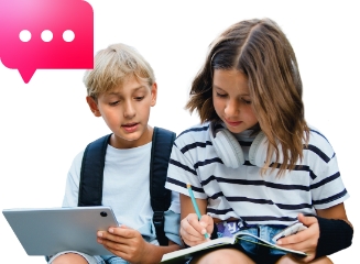 Ein Junge hält ein Tablet, während ein Mädchen daneben in ein Heft schreibt. Beide tragen Kopfhörer um den Hals. Links oben eine pinke Sprechblase mit drei Punkten.