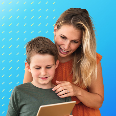 Mutter schaut Sohn mit Tablet über die Schulter