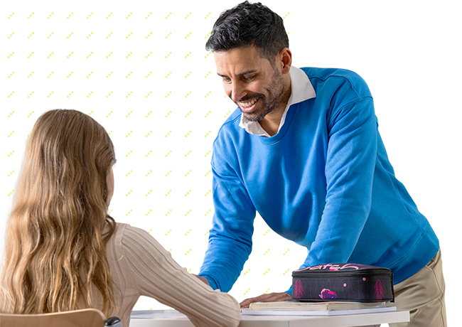 Lehrer erklärt einer Schülerin etwas.